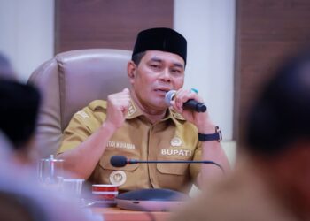 Bupati Aceh Besar H Muharram Idris di dampingi Wakil Bupati Aceh Besar Drs Syukri dan Sekdakab Aceh Besar Bahrul Jamil Ssos Msi memimpin Rapat Organisasi perangkat Daerah OPD di ruang rapat Haji Sanusi Wahab Kantor Bupati Aceh Besar Senin 5102026 FOTO PROKOPIM PEMKAB ACEH BESAR