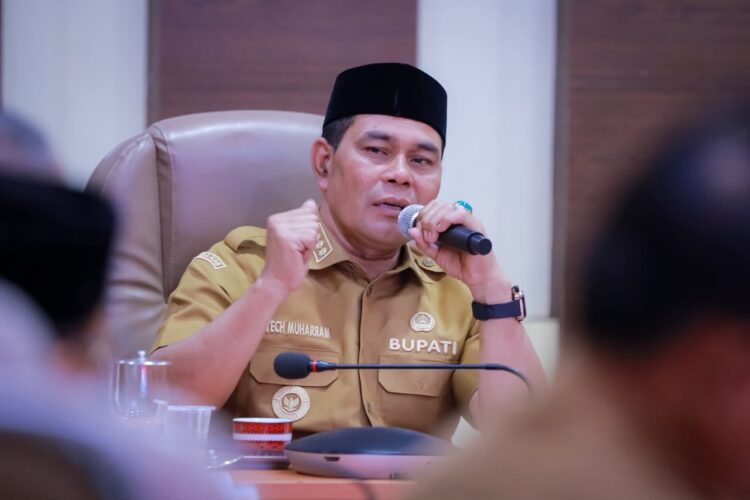 Bupati Aceh Besar H Muharram Idris di dampingi Wakil Bupati Aceh Besar Drs Syukri dan Sekdakab Aceh Besar Bahrul Jamil Ssos Msi memimpin Rapat Organisasi perangkat Daerah OPD di ruang rapat Haji Sanusi Wahab Kantor Bupati Aceh Besar Senin 5102026 FOTO PROKOPIM PEMKAB ACEH BESAR KETIKKABARcom Bupati Aceh Besar H Muharram Idris di dampingi Wakil Bupati Aceh Besar Drs Syukri dan Sekdakab Aceh Besar Bahrul Jamil Ssos Msi memimpin Rapat Organisasi perangkat Daerah OPD di ruang rapat Haji Sanusi Wahab Kantor Bupati Aceh Besar Senin 5102026 FOTO PROKOPIM PEMKAB ACEH BESAR