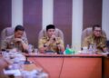 Bupati Aceh Besar H Muharram Idris didampingi Wabup Drs Syukri memimpin rapat Coffee Morning dengan para Staf Ahli Bupati para Asisten Setdakab Kepala OPD dan camat se Aceh Besar di Aula Kantor Bupati Aceh Besar Senin 5102026 FOTO PROKOPIM PEMKAB ACEH BESAR