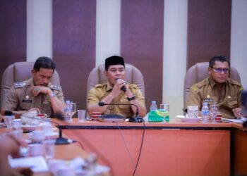 Bupati Aceh Besar H Muharram Idris didampingi Wabup Drs Syukri memimpin rapat Coffee Morning dengan para Staf Ahli Bupati para Asisten Setdakab Kepala OPD dan camat se Aceh Besar di Aula Kantor Bupati Aceh Besar Senin 5102026 FOTO PROKOPIM PEMKAB ACEH BESAR