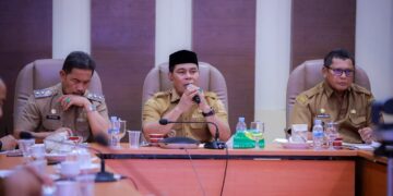 Bupati Aceh Besar H Muharram Idris didampingi Wabup Drs Syukri memimpin rapat Coffee Morning dengan para Staf Ahli Bupati para Asisten Setdakab Kepala OPD dan camat se Aceh Besar di Aula Kantor Bupati Aceh Besar Senin 5102026 FOTO PROKOPIM PEMKAB ACEH BESAR