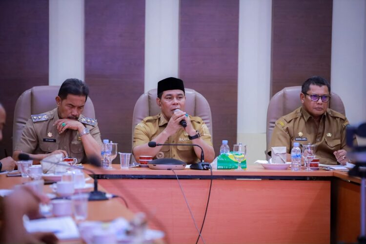 Bupati Aceh Besar H Muharram Idris didampingi Wabup Drs Syukri memimpin rapat Coffee Morning dengan para Staf Ahli Bupati para Asisten Setdakab Kepala OPD dan camat se Aceh Besar di Aula Kantor Bupati Aceh Besar Senin 5102026 FOTO PROKOPIM PEMKAB ACEH BESAR