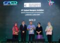 General Affairs Community Relation Manager Solusi Bangun Andalas Tafaul Rijal menerima penghargaan Gold kategori Bakti Perempuan di Komunitas melalui program Lansia Wanita Tangguh dari Lamlhom LAWANG LAMLHOM pada ajang Perempuan Berbakti 2026 yang diselenggarakan Corporate Forum for CSR Development CFCD di Binakarna Hall Hotel Bidakara Jakarta Selasa 2992026 Foto Humas PT SBA