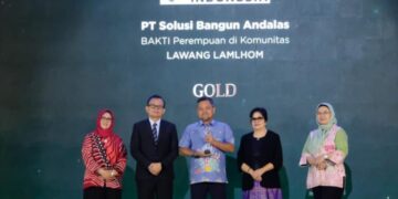 General Affairs Community Relation Manager Solusi Bangun Andalas Tafaul Rijal menerima penghargaan Gold kategori Bakti Perempuan di Komunitas melalui program Lansia Wanita Tangguh dari Lamlhom LAWANG LAMLHOM pada ajang Perempuan Berbakti 2026 yang diselenggarakan Corporate Forum for CSR Development CFCD di Binakarna Hall Hotel Bidakara Jakarta Selasa 2992026 Foto Humas PT SBA
