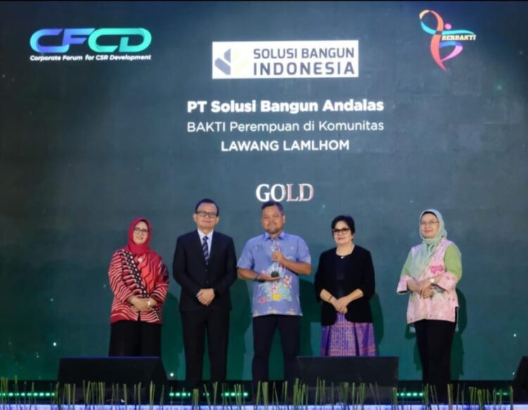 General Affairs Community Relation Manager Solusi Bangun Andalas Tafaul Rijal menerima penghargaan Gold kategori Bakti Perempuan di Komunitas melalui program Lansia Wanita Tangguh dari Lamlhom LAWANG LAMLHOM pada ajang Perempuan Berbakti 2026 yang diselenggarakan Corporate Forum for CSR Development CFCD di Binakarna Hall Hotel Bidakara Jakarta Selasa 2992026 Foto Humas PT SBA