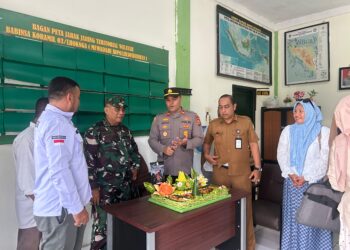 Muspika dan Forum Keuchik Lhoknga Beri Kejutan Nasi Tumpeng ke Mako Koramil 03 Lhoknga dalam rangka  HUT ke-81 TNI, pada Senin (5/10/2026).