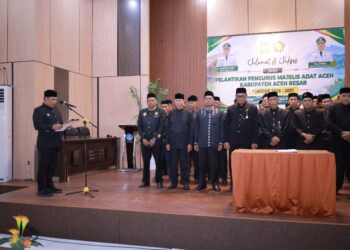 Bupati Aceh Besar H Muharram Idris (Syech Muharram) melantik kepengurusan MAA Kabupaten Aceh Besar periode 2026-2031 di Aula Balai Guru dan Tenaga Kependidikan (BGTK) Lubok Sukon, Kecamatan Ingin Jaya, Aceh Besar, Senin (5/10/2026). FOTO/ PROKOPIM PEMKAB ACEH BESAR
