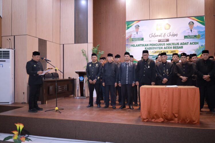 Bupati Aceh Besar H Muharram Idris Syech Muharram melantik kepengurusan MAA Kabupaten Aceh Besar periode 20262031 di Aula Balai Guru dan Tenaga Kependidikan BGTK Lubok Sukon Kecamatan Ingin Jaya Aceh Besar Senin 5102026 FOTO PROKOPIM PEMKAB ACEH BESAR KETIKKABARcom Bupati Aceh Besar H Muharram Idris Syech Muharram melantik kepengurusan MAA Kabupaten Aceh Besar periode 2026 2031 di Aula Balai Guru dan Tenaga Kependidikan BGTK Lubok Sukon Kecamatan Ingin Jaya Aceh Besar Senin 5102026 FOTO PROKOPIM PEMKAB ACEH BESAR