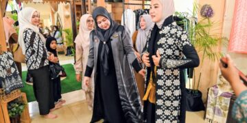Ketua Dekranasda Aceh Besar Hj Rita Mayasari bersama Ketua IAD Daerah Aceh Besar Ny Isyana Wisnu tinjau berbagai produk UMKM di Gedung Dekranasda Gampong Gani Kecamatan Ingin Jaya Aceh Besar Selasa 06102026 FOTOMC ACEH BESAR