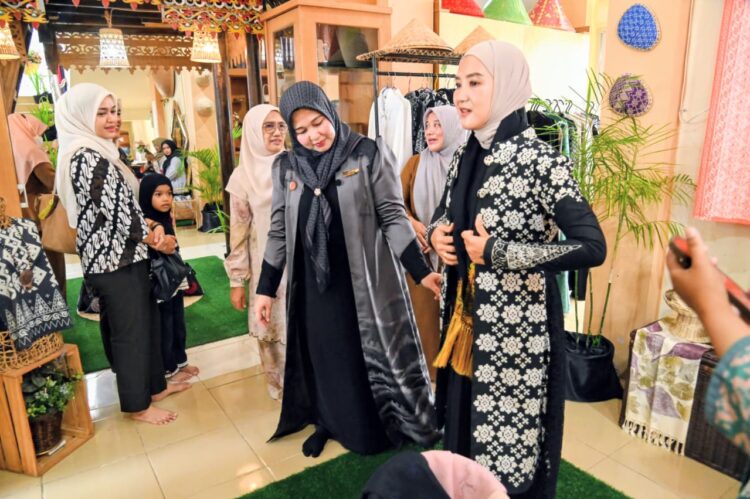 Ketua Dekranasda Aceh Besar Hj Rita Mayasari bersama Ketua IAD Daerah Aceh Besar Ny Isyana Wisnu tinjau berbagai produk UMKM di Gedung Dekranasda Gampong Gani Kecamatan Ingin Jaya Aceh Besar Selasa 06102026 FOTOMC ACEH BESAR KETIKKABARcom Ketua Dekranasda Aceh Besar Hj Rita Mayasari bersama Ketua IAD Daerah Aceh Besar Ny Isyana Wisnu tinjau berbagai produk UMKM di Gedung Dekranasda Gampong Gani Kecamatan Ingin Jaya Aceh Besar Selasa 06102026 FOTOMC ACEH BESAR