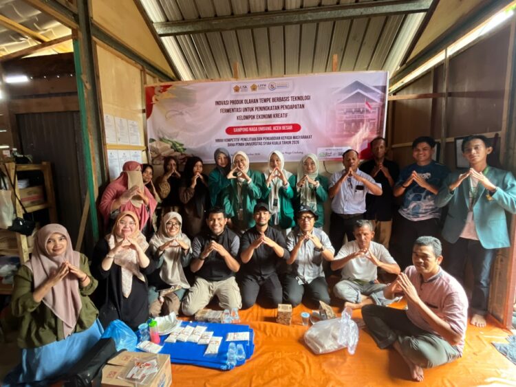 Tim Pengabdian kepada Masyarakat Universitas Syiah Kuala USK melaksanakan program pemberdayaan bertajuk Inovasi Produk Olahan Tempe Berbasis Teknologi Fermentasi untuk Peningkatan Pendapatan Kelompok Ekonomi Kreatif di Gampong Naga Umbang Kecamatan Lhoknga Aceh Besar FOTO Tim Pengabdian USK
