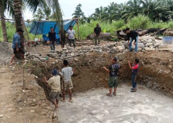 Kodim 0108/Agara bersama warga Desa Deleng Damar, Kecamatan Ketambe, Kabupaten Aceh Tenggara, memperkuat pondasi Jembatan Gantung Perintis yang sedang dibangun di desa tersebut pada Selasa, 6 Oktober 2026./FOTO: Humas Kodam IM.
