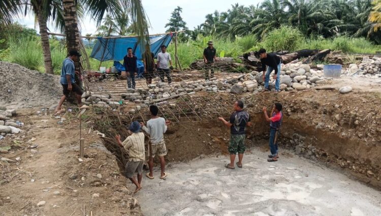 Kodim 0108Agara bersama warga Desa Deleng Damar Kecamatan Ketambe Kabupaten Aceh Tenggara memperkuat pondasi Jembatan Gantung Perintis yang sedang dibangun di desa tersebut pada Selasa 6 Oktober 2026FOTO Humas Kodam IM