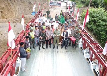 Komandan Kodim 0119/Bener Meriah Letkol Arh Febry Adyanto meresmikan Jembatan Bailey di Desa Blang Panu, Kecamatan Syiah Utama, Kabupaten Bener Meriah, Selasa, 6 Oktober 2026./FOTO: Humas Kodam IM.