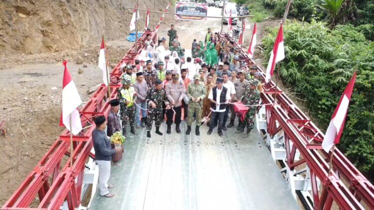 Komandan Kodim 0119Bener Meriah Letkol Arh Febry Adyanto meresmikan Jembatan Bailey di Desa Blang Panu Kecamatan Syiah Utama Kabupaten Bener Meriah Selasa 6 Oktober 2026FOTO Humas Kodam IM