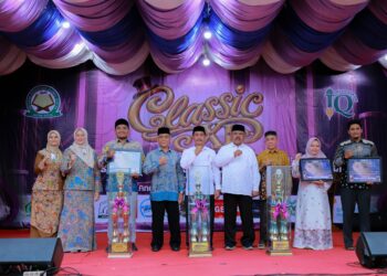 Wabup Aceh Besar Drs Syukri A Jalil menyerahkan tropi dan hadiah juara CLASSIC XI Organisasi Santri Dayah Insan Qurani di Gampong Aneuk Bate Kecamatan Suka Makmur Rabu 7102026 FOTO MC ACEH BESAR