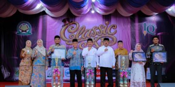 Wabup Aceh Besar Drs Syukri A Jalil menyerahkan tropi dan hadiah juara CLASSIC XI Organisasi Santri Dayah Insan Qurani di Gampong Aneuk Bate Kecamatan Suka Makmur Rabu 7102026 FOTO MC ACEH BESAR