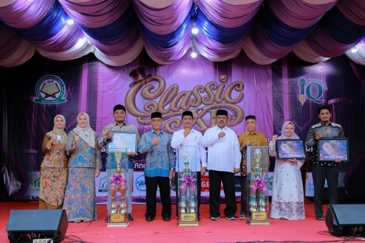 Wabup Aceh Besar Drs Syukri A Jalil menyerahkan tropi dan hadiah juara CLASSIC XI Organisasi Santri Dayah Insan Qurani di Gampong Aneuk Bate Kecamatan Suka Makmur Rabu 7102026 FOTO MC ACEH BESAR KETIKKABARcom Wabup Aceh Besar Drs Syukri A Jalil menyerahkan tropi dan hadiah juara CLASSIC XI Organisasi Santri Dayah Insan Qurani di Gampong Aneuk Bate Kecamatan Suka Makmur Rabu 7102026 FOTO MC ACEH BESAR