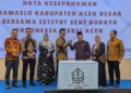 Bawaslu Kabupaten Aceh Besar bersama Institut Seni Budaya Indonesia ISBI Aceh foto bersama usai menandatangani Nota Kesepahaman MoU dalam rangka memperkuat kerja sama pendidikan dan pengawasan pemilu partisipatif di Aceh Rabu 7102026 Foto Bawaslu Aceh Besar