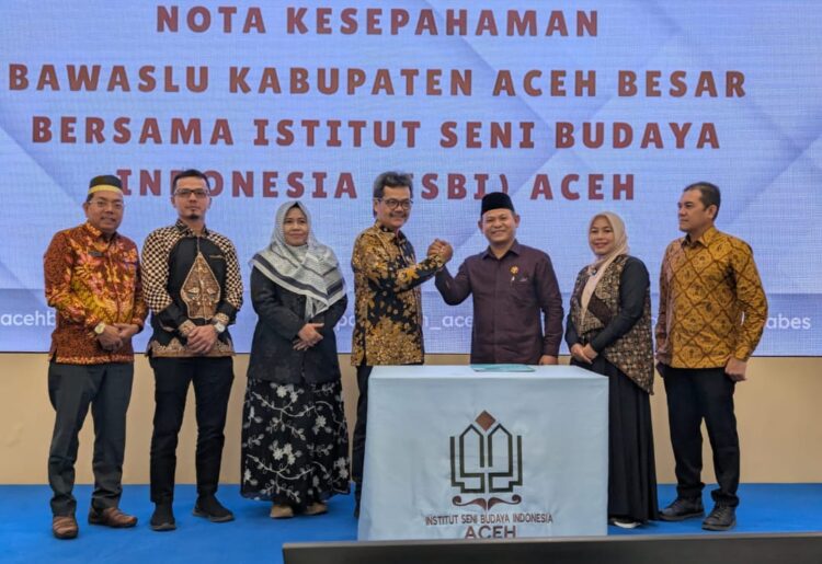 Bawaslu Kabupaten Aceh Besar bersama Institut Seni Budaya Indonesia ISBI Aceh foto bersama usai menandatangani Nota Kesepahaman MoU dalam rangka memperkuat kerja sama pendidikan dan pengawasan pemilu partisipatif di Aceh Rabu 7102026 Foto Bawaslu Aceh Besar KETIKKABARcom Bawaslu Kabupaten Aceh Besar bersama Institut Seni Budaya Indonesia ISBI Aceh foto bersama usai menandatangani Nota Kesepahaman MoU dalam rangka memperkuat kerja sama pendidikan dan pengawasan pemilu partisipatif di Aceh Rabu 7102026 Foto Bawaslu Aceh Besar