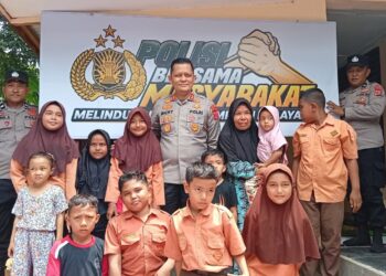 Kapolres Aceh Selatan AKBP T. Ricki Fadlianshah meresmikan rumah Mailida (42), janda eks kombatan GAM di Gampong Krueng Batu, Kecamatan Kluet Utara, yang telah selesai direhab, Kamis, 8 Oktober 2026./FOTO: Humas Polda Aceh.