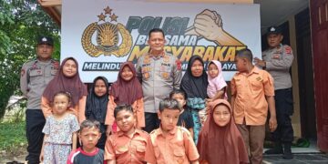 Kapolres Aceh Selatan AKBP T Ricki Fadlianshah meresmikan rumah Mailida 42 janda eks kombatan GAM di Gampong Krueng Batu Kecamatan Kluet Utara yang telah selesai direhab Kamis 8 Oktober 2026FOTO Humas Polda Aceh