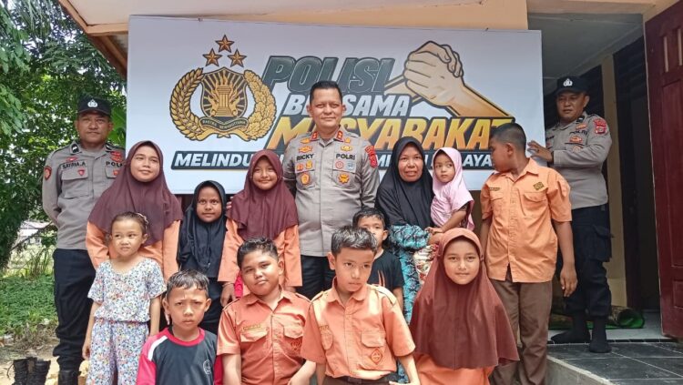 Kapolres Aceh Selatan AKBP T Ricki Fadlianshah meresmikan rumah Mailida 42 janda eks kombatan GAM di Gampong Krueng Batu Kecamatan Kluet Utara yang telah selesai direhab Kamis 8 Oktober 2026FOTO Humas Polda Aceh KETIKKABARcom Kapolres Aceh Selatan AKBP T Ricki Fadlianshah meresmikan rumah Mailida 42 janda eks kombatan GAM di Gampong Krueng Batu Kecamatan Kluet Utara yang telah selesai direhab Kamis 8 Oktober 2026FOTO Humas Polda Aceh