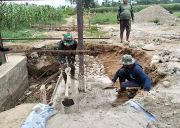 Jajaran Kodim 0108Aceh Tenggara Agara bersama warga melaksanakan gotong royong pengecoran tiang pylon Jembatan Gantung Perintis di Desa Buah Pala Kecamatan Lawe Sumur Kabupaten Aceh Tenggara Jumat 9102026