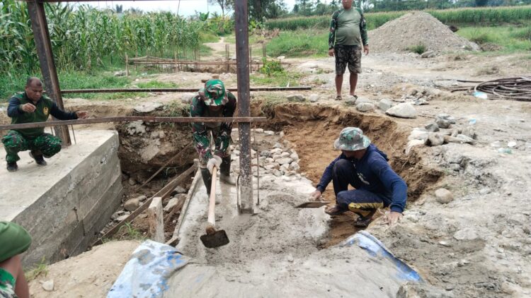 Jajaran Kodim 0108Aceh Tenggara Agara bersama warga melaksanakan gotong royong pengecoran tiang pylon Jembatan Gantung Perintis di Desa Buah Pala Kecamatan Lawe Sumur Kabupaten Aceh Tenggara Jumat 9102026