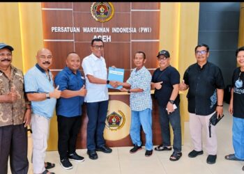 T Haris Fadhillah bersama panitia Konferprov dan tim pemenangan berfoto bersama usai penyerahan berkas pendaftaran bakal calon Ketua PWI Aceh periode 20262031 di Sekretariat PWI Aceh Banda Aceh Sabtu 10102026 Foto Panitia Konferprov PWI Aceh