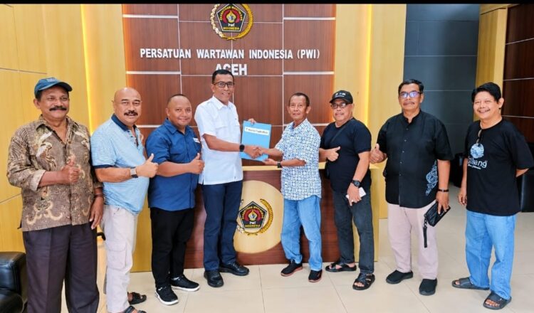 T Haris Fadhillah bersama panitia Konferprov dan tim pemenangan berfoto bersama usai penyerahan berkas pendaftaran bakal calon Ketua PWI Aceh periode 20262031 di Sekretariat PWI Aceh Banda Aceh Sabtu 10102026 Foto Panitia Konferprov PWI Aceh