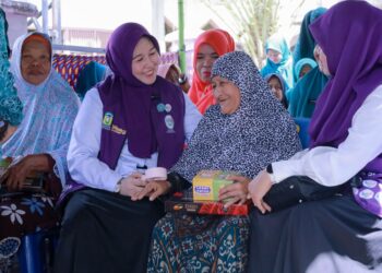 Ketua TP PKK Aceh Besar Hj Rita Mayasari berdialog dengan masyarakat saat mengunjungi Gampong Aron Kecamatan Kuta Baro Aceh Besar Sabtu 10102026 FOTO PROKOPIM PEMKAB ACEH BESAR