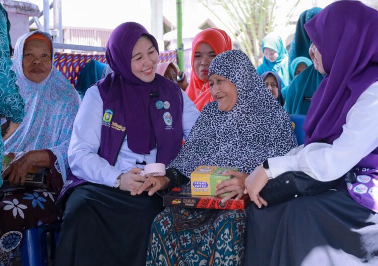 Ketua TP PKK Aceh Besar Hj Rita Mayasari berdialog dengan masyarakat saat mengunjungi Gampong Aron Kecamatan Kuta Baro Aceh Besar Sabtu 10102026 FOTO PROKOPIM PEMKAB ACEH BESAR