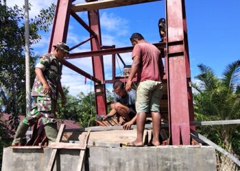 Personel TNI bersama tenaga kerja sipil terus bekerja secara gotong royong untuk melanjutkan setiap tahapan pengerjaan demi mewujudkan akses penghubung yang lebih mudah bagi masyarakat di kedua desa Minggu 11102026