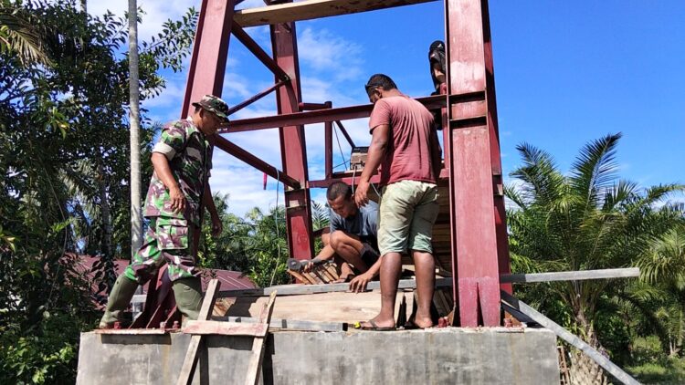 Personel TNI bersama tenaga kerja sipil terus bekerja secara gotong royong untuk melanjutkan setiap tahapan pengerjaan demi mewujudkan akses penghubung yang lebih mudah bagi masyarakat di kedua desa Minggu 11102026