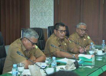 Sekdakab Aceh Besar memimpin Rapat OPD lanjutan terkait kesiapan pelaksanaan MTQ ke 35 tingkat Kabupaten Aceh Besar tahun 2026 di Aula Kantor Bupati Aceh Besar Senin 12102026 FOTO MEDIA CENTER ACEH BESAR