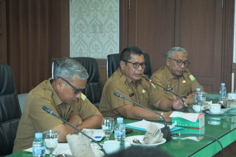 Sekdakab Aceh Besar memimpin Rapat OPD lanjutan terkait kesiapan pelaksanaan MTQ ke 35 tingkat Kabupaten Aceh Besar tahun 2026 di Aula Kantor Bupati Aceh Besar Senin 12102026 FOTO MEDIA CENTER ACEH BESAR
