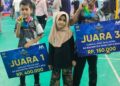 Dua atlet muda PB Malaka Aceh Besar Shadiq Muttaqi Haidar peraih medali emas dan Shabir Mutawakkil Haidar peraih medali perunggu berpose bersama usai menorehkan prestasi pada ajang AA Badminton Open Cup II 2026 Foto PB Malaka Aceh Besar