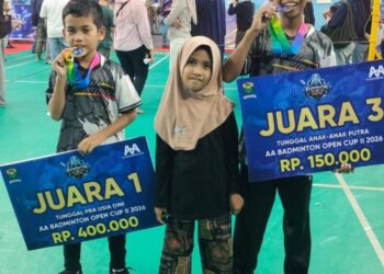 Dua atlet muda PB Malaka Aceh Besar Shadiq Muttaqi Haidar peraih medali emas dan Shabir Mutawakkil Haidar peraih medali perunggu berpose bersama usai menorehkan prestasi pada ajang AA Badminton Open Cup II 2026 Foto PB Malaka Aceh Besar
