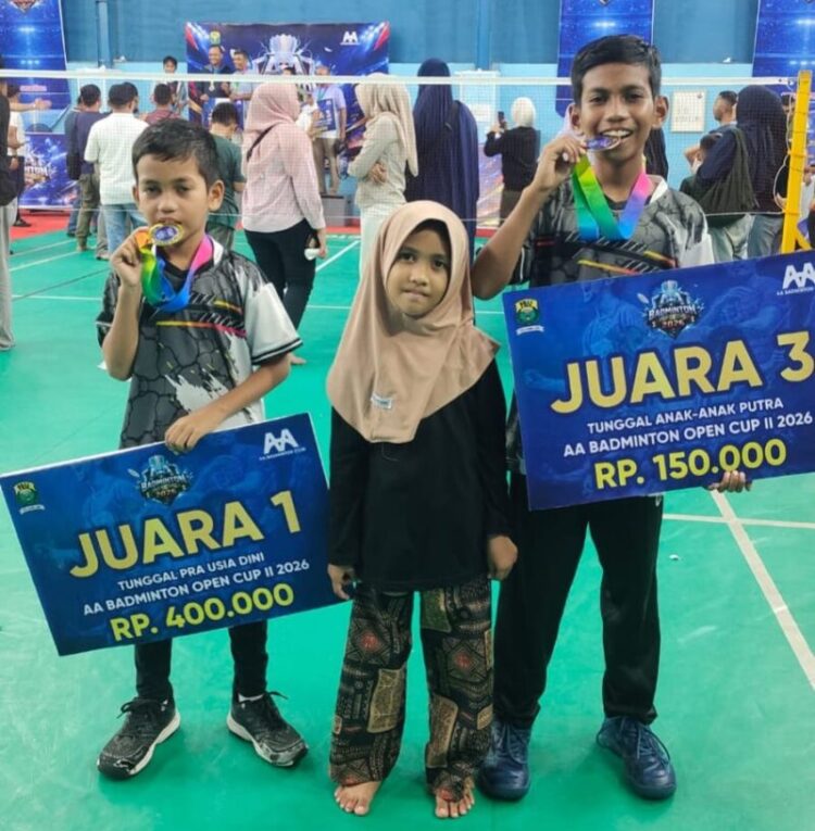 Dua atlet muda PB Malaka Aceh Besar Shadiq Muttaqi Haidar peraih medali emas dan Shabir Mutawakkil Haidar peraih medali perunggu berpose bersama usai menorehkan prestasi pada ajang AA Badminton Open Cup II 2026 Foto PB Malaka Aceh Besar