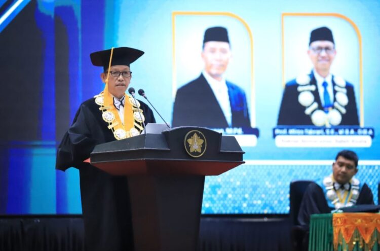 Rektor USK Prof Mirza Tabrani SE MBA DBA menyampaikan orasi ilmiah pada peringatan Milad ke 65 USK di Gedung AAC Dayan Dawood Banda Aceh Senin 12102026 Foto Humas USK