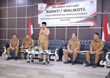 Bupati Aceh Besar, H. Muharram Idris (Syech Muharram), memaparkan Keterbukaan Informasi Badan Publik Tahun 2026 yang diselenggarakan Komisi Informasi Aceh (KIA) di Banda Aceh, Senin (12/10/2026). FOTO/MC ACEH BESAR