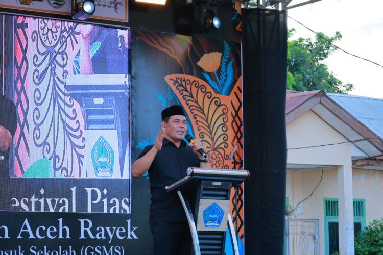 Bupati Aceh Besar H Muharram Idris menyampaikan sambutan saat membuka Festival Piasan Aceh Rayeuk 2026 di halaman Kantor Camat Peukan Bada Senin 12102026 FOTO MC ACEH BESAR