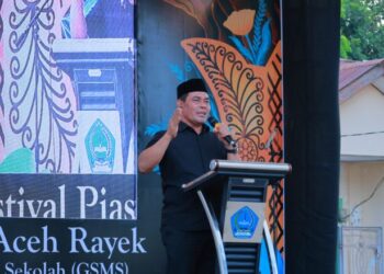 Bupati Aceh Besar H. Muharram Idris menyampaikan sambutan saat membuka Festival Piasan Aceh Rayeuk 2026 di halaman Kantor Camat Peukan Bada, Senin (12/10/2026). FOTO/ MC ACEH BESAR