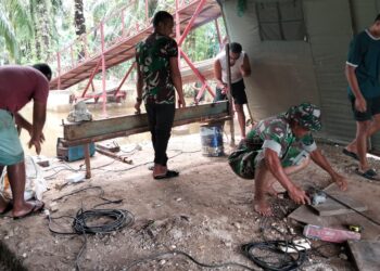 Personel Kodim 0109/Aceh Singkil bersama pekerja sipil mempercepat pembangunan Jembatan Gantung Perintis di Desa Serasah, Kecamatan Simpang Kanan, Kabupaten Aceh Singkil, pada Senin, 12/10/2026. FOTO: Istimewa.