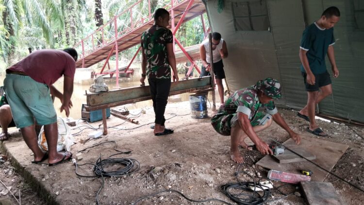 Personel Kodim 0109Aceh Singkil bersama pekerja sipil mempercepat pembangunan Jembatan Gantung Perintis di Desa Serasah Kecamatan Simpang Kanan Kabupaten Aceh Singkil pada Senin 12102026 FOTO Istimewa