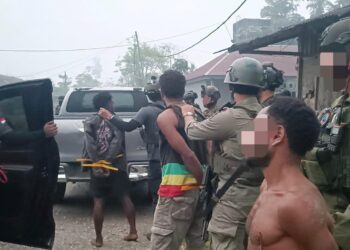 Personel gabungan Satgas Operasi Damai Cartenz-2026 dan Polres Yahukimo mengamankan dua orang berinisial AD alias YH dan EH di Jalan Seradala, Kabupaten Yahukimo, Papua Pegunungan, pada Selasa, 13/10/2026, sekitar pukul 05.31 WIT./FOTO: Istimewa.