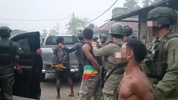 Personel gabungan Satgas Operasi Damai Cartenz2026 dan Polres Yahukimo mengamankan dua orang berinisial AD alias YH dan EH di Jalan Seradala Kabupaten Yahukimo Papua Pegunungan pada Selasa 13102026 sekitar pukul 0531 WITFOTO Istimewa KETIKKABARcom Personel gabungan Satgas Operasi Damai Cartenz 2026 dan Polres Yahukimo mengamankan dua orang berinisial AD alias YH dan EH di Jalan Seradala Kabupaten Yahukimo Papua Pegunungan pada Selasa 13102026 sekitar pukul 0531 WITFOTO Istimewa