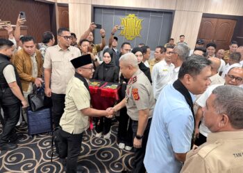 Wakapolda Aceh Sambut Kedatangan Ketua Umum DPN HKTI/Kepala BGN di Bandara Sultan Iskandar Muda, Aceh Besar, Selasa, 13/10/2026./FOTO: Istimewa.