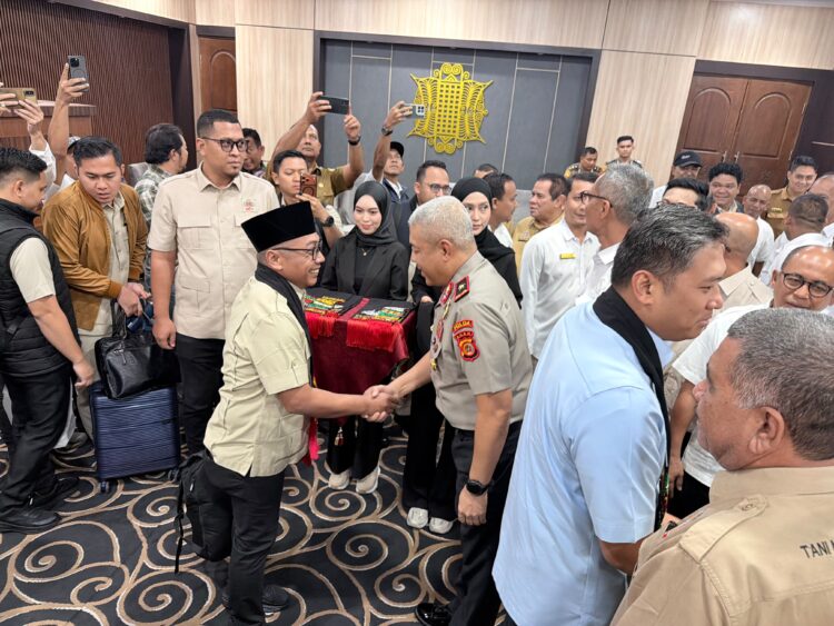 Wakapolda Aceh Sambut Kedatangan Ketua Umum DPN HKTIKepala BGN di Bandara Sultan Iskandar Muda Aceh Besar Selasa 13102026FOTO Istimewa KETIKKABARcom Wakapolda Aceh Sambut Kedatangan Ketua Umum DPN HKTIKepala BGN di Bandara Sultan Iskandar Muda Aceh Besar Selasa 13102026FOTO Istimewa